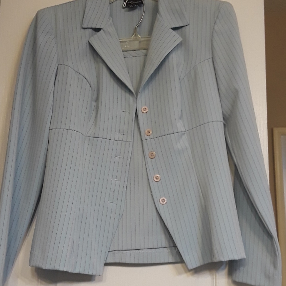 Skirt suit